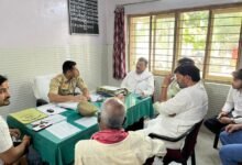 Photo of पीड़ित परिवार से मिलने पहुंचे ब्राह्मण सपा नेता, कार्रवाई न हुई तो दी आंदोलन की चेतावनी,दबंगों की दबंगई से दहला गढ़िया रंगीन गांव