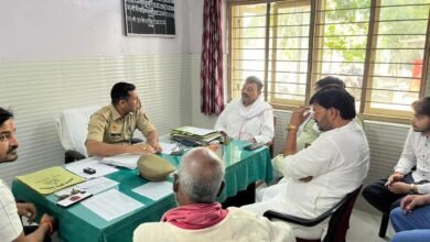 Photo of पीड़ित परिवार से मिलने पहुंचे ब्राह्मण सपा नेता, कार्रवाई न हुई तो दी आंदोलन की चेतावनी,दबंगों की दबंगई से दहला गढ़िया रंगीन गांव