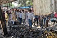Photo of रोजा मंडी में हुई आगजनी के पीड़ितों से सपा जिलाध्यक्ष तनवीर खां ने की मुलाकात