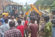 Photo of नाला निर्माण के नाम पर गरीबों की झोपड़ियां उजाड़ने पहुँचा बुलडोजर, कांग्रेस ने रोका,दी आंदोलन की चेतावनी