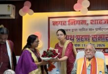 Photo of यूपी वित्तमंत्री की मौजूदगी में महापौर अर्चना वर्मा ने नगर निगम को मिले 10 नए पार्षदों को ग्रहण कराई शपथ
