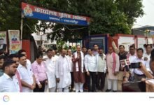 Photo of चौक कोतवाल के पक्षपात कार्यवाही के विरोध में सपा ने एसपी ऑफिस के बाहर किया प्रदर्शन, हटाने की मांग