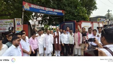 Photo of चौक कोतवाल के पक्षपात कार्यवाही के विरोध में सपा ने एसपी ऑफिस के बाहर किया प्रदर्शन, हटाने की मांग