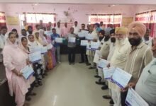 Photo of पुवायां विधायक चेतराम ने ओलावृष्टि से प्रभावित कृषको को राहत सहायता राशि चेक किए वितरित