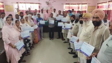 Photo of पुवायां विधायक चेतराम ने ओलावृष्टि से प्रभावित कृषको को राहत सहायता राशि चेक किए वितरित
