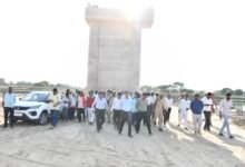 Photo of आयुक्त आगरा मण्डल द्वारा फिरोजाबाद में निर्माणाधीन सुहाग नगर-सुभाष चौक ओवर ब्रिज तथा शिकोहाबाद में रामदासपुरा ब्रिज के पास यमुना नदी पर सेतु, पहुंच मार्ग का किया गया निरीक्षण