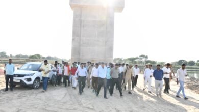 Photo of आयुक्त आगरा मण्डल द्वारा फिरोजाबाद में निर्माणाधीन सुहाग नगर-सुभाष चौक ओवर ब्रिज तथा शिकोहाबाद में रामदासपुरा ब्रिज के पास यमुना नदी पर सेतु, पहुंच मार्ग का किया गया निरीक्षण