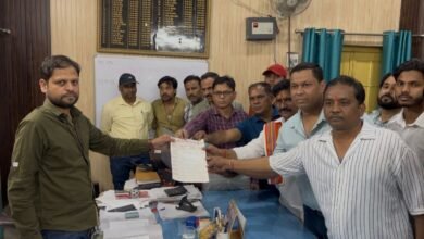 Photo of शाहजहांपुर में व्यापार मंडल ने प्रीपेड स्मार्ट मीटर की निकाली शवयात्रा,पुलिस से हुई झड़प।