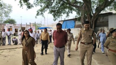 Photo of जिला निर्वाचन अधिकारी, पुलिस अधीक्षक ने मतदान केंद्रो का किया निरीक्षण 