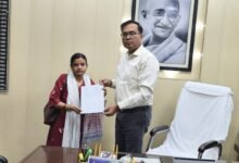 Photo of जनता दर्शन में डीएम ने पीड़ित विनीत मौर्य की पत्नी तत्काल बनवाकर राशनकार्ड बनवाकर सौंपा
