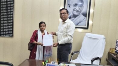 Photo of जनता दर्शन में डीएम ने पीड़ित विनीत मौर्य की पत्नी तत्काल बनवाकर राशनकार्ड बनवाकर सौंपा