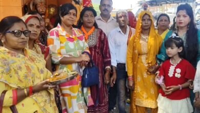 Photo of जिला अस्पताल के गेट के सामने स्थित हनुमान मंदिर का स्थापना कलश यात्रा के साथ मनाया गया ,हजारों श्रद्धालुओं ने ग्रहण किया प्रसाद