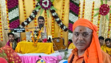 Photo of श्री गोवर्धन महाराज महाराज तेरे माथे मुकुट रहे