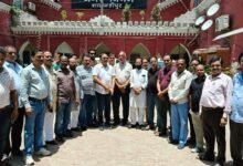 Photo of आवारा पशुओं व कुत्तों के आतंक के खिलाफ गरजे व्यापारी, नगर आयुक्त को सौंपा ज्ञापन