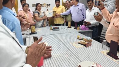 Photo of स्कूल चलो अभियान के प्रथम चरण में अधिक नामांकन कराने वाले प्रधानाध्यापकों को बीएसए ने सम्मानित