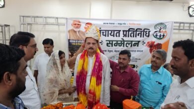 Photo of पंचायत प्रतिनिधियों ने विधायक रानू का किया भव्य सम्मान, चांदी का मुकुट पहनाकर जताया आभार