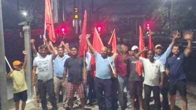 Photo of लोको पायलट से मारपीट पर भड़के रेलवे कर्मचारी, रोजा स्टेशन पर हंगामा; वेंडरों से धक्का-मुक्की 