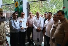Photo of व्यापारियों की समस्याओं को लेकर व्यापार मंडल ने कलेक्ट्रेट में मुख्यमंत्री को संबोधित ज्ञापन सिटी मजिस्ट्रेट को सौंपा