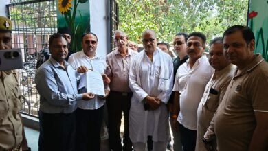 Photo of व्यापारियों की समस्याओं को लेकर व्यापार मंडल ने कलेक्ट्रेट में मुख्यमंत्री को संबोधित ज्ञापन सिटी मजिस्ट्रेट को सौंपा