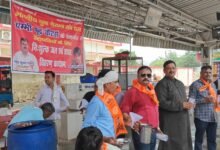 Photo of भारतीय युवा चेतना मंच ने यमी फूड कैटर्स के सहयोग से रेल यात्रियों को शरवत एवम जल का किया वितरण 