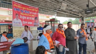 Photo of भारतीय युवा चेतना मंच ने यमी फूड कैटर्स के सहयोग से रेल यात्रियों को शरवत एवम जल का किया वितरण 