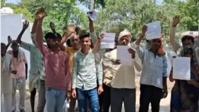 Photo of मैनपुरी: राशन वितरण में गड़बड़ी को लेकर फूटा ग्रामीणों का गुस्सा, जांच के आदेश