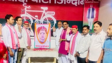 Photo of पार्टी कार्यालय पर सपा ने मनाई वीरांगना ऊदा देवी पासी जी की जयंती,चित्र पर अर्पित की पुष्पांजलि