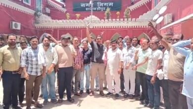 Photo of विभिन्न जनसमस्याओं को लेकर आदर्श व्यापार मंडल ने नगर निगम कार्यालय का किया घेराव,दिया ज्ञापन