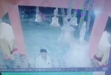 Photo of दिनदहाड़े मंदिर में घंटा चढ़ावा चोरी की कोशिश नाकाम पुजारी की सतर्कता से चोर गिरफ्तार