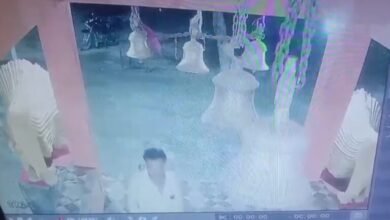 Photo of दिनदहाड़े मंदिर में घंटा चढ़ावा चोरी की कोशिश नाकाम पुजारी की सतर्कता से चोर गिरफ्तार