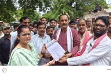 Photo of कांवड़ यात्रा के नाम पर मीट की दुकानें बंद कराने का विरोध,सपा ने डीएम के नाम नायब तहसीलदार को सौंपा ज्ञापन