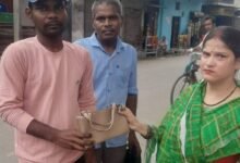 Photo of ऑटो में मिला बैग यात्री ने लौटा कर पेश की ईमानदारी की मिसाल,बमुश्किल ग्रहण किया ईमानदारी का इनाम