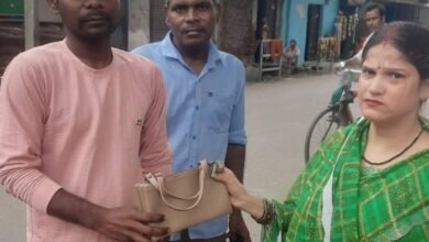 Photo of ऑटो में मिला बैग यात्री ने लौटा कर पेश की ईमानदारी की मिसाल,बमुश्किल ग्रहण किया ईमानदारी का इनाम