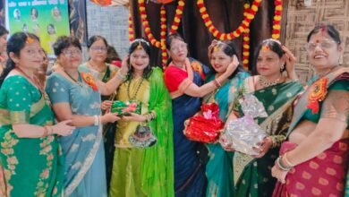 Photo of अखिल भारतीय सर्व वैश्य एकता समाज की ओर से तीज महोत्सव का कार्यक्रम शहर के एक रेस्टोरेंट् मे बड़ी धूम धाम से मनाया गया ।